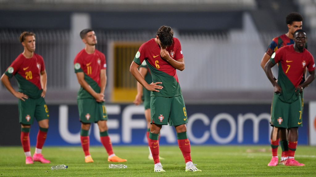O desalento de Portugal após derrota na final do Euro sub-19 (Seb Daly - Sportsfile/UEFA via Getty Images)