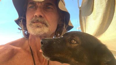 Australiano e a cadela sobreviveram meses no mar a beber água da chuva e a comer peixe cru - TVI