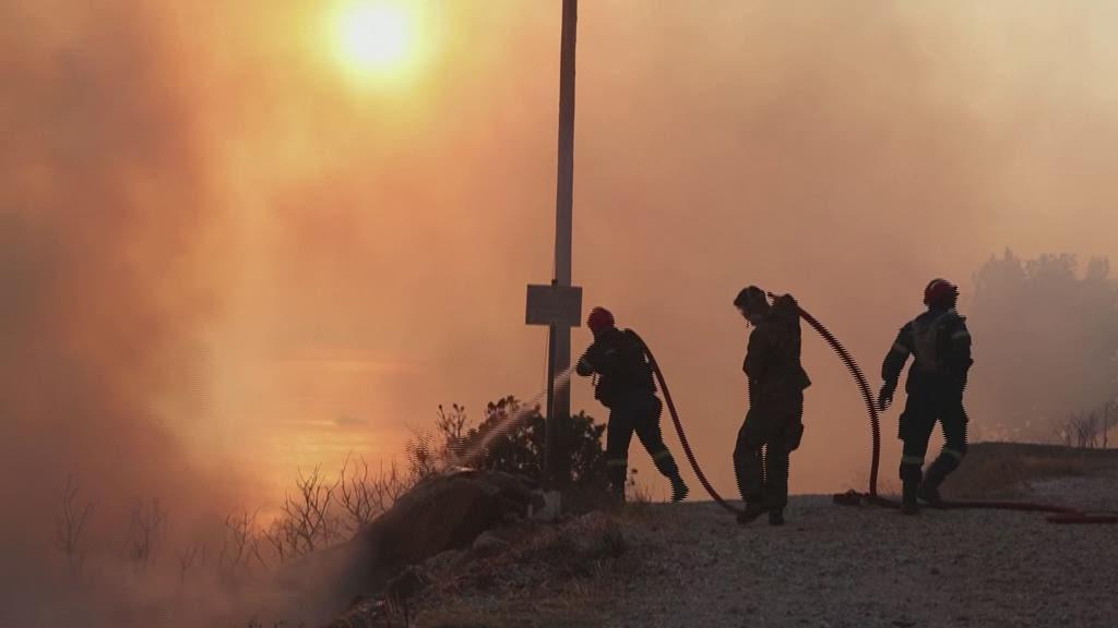 Incêndios na Grécia obrigam bombeiros a retirar moderadores, incluindo 1200 crianças de colónia de férias