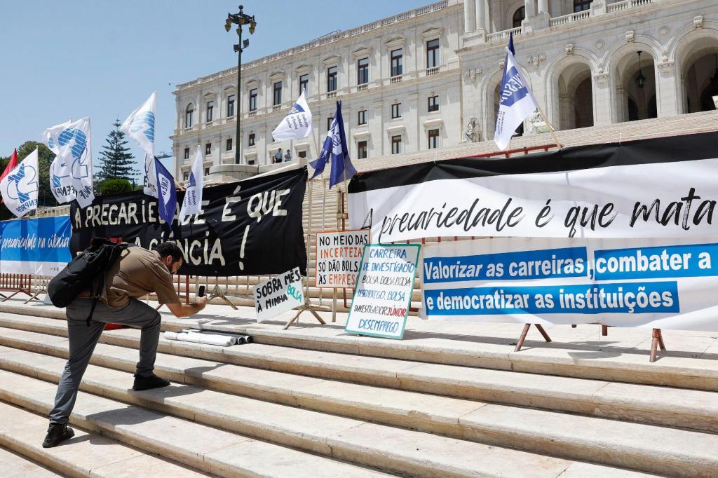 Concentração de trabalhadores científicos na Assembleia da República contra a precariedade na ciência (António Pedro Santos / Lusa)