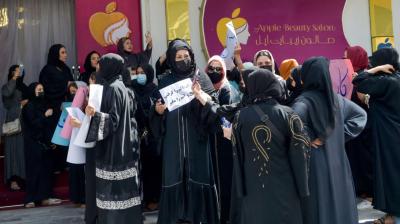 Mulheres afegãs protestam contra o encerramento de cabeleireiros e salões de beleza. Talibãs respondem com canhões de água - TVI