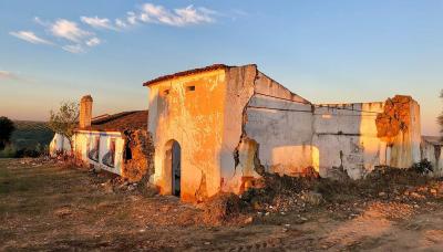 Este casal comprou uma quinta em ruínas em Portugal. Eis o que aconteceu a seguir (ou como Portugal é contado no estrangeiro) - TVI