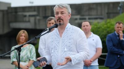 "Durante a guerra, a cultura não é menos importante do que os drones". Ministro da Cultura demite-se após "desentendimentos" com Zelensky - TVI