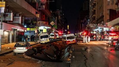 Arremessou carrinhas, rebentou alcatrão e fez 41 feridos. Explosão abala centro de Joanesburgo - TVI