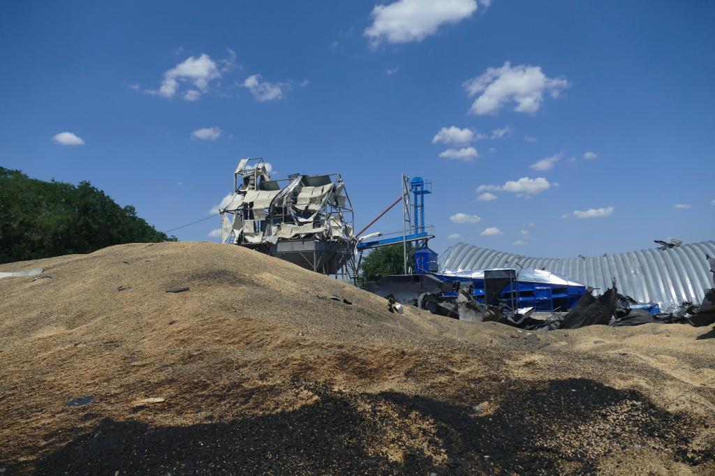 As imagens da destruição de silos de cereais ucranianos após ataques russos (EPA/IGOR TKACHENKO)