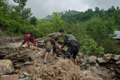 Pelo menos 27 mortos e 80 desaparecidos devido a deslizamento de terras na Índia - TVI
