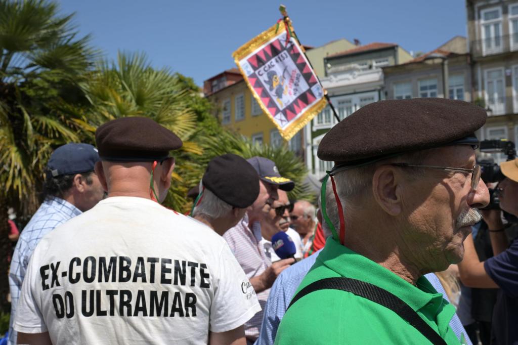 Concentração de antigos combatentes da guerra do ultramar no Porto (FERNANDO VELUDO/LUSA)