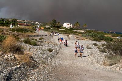 Número de pessoas retiradas de praias da ilha grega de Rodes sobe para 2.000 - TVI