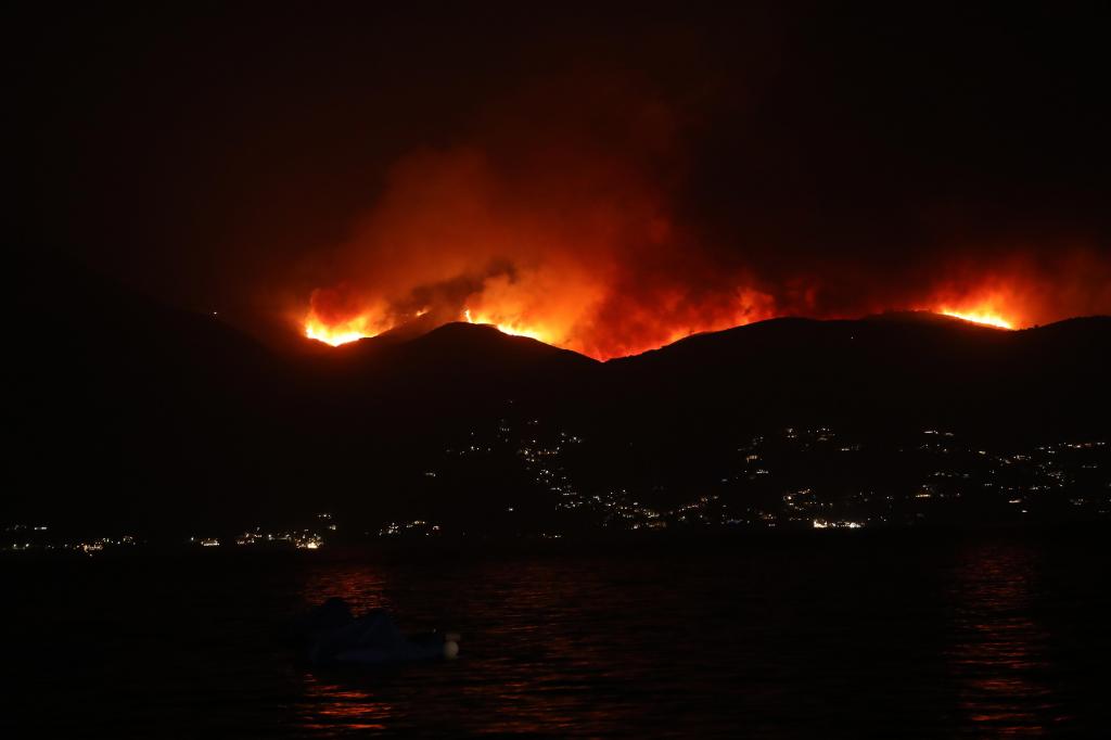 IIncêndio na ilha de Corfu (EPA/STAMATIS KATAPODIS)