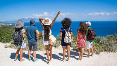 Como planear férias em grupo sem que acabem todos a odiar-se uns aos outros - TVI