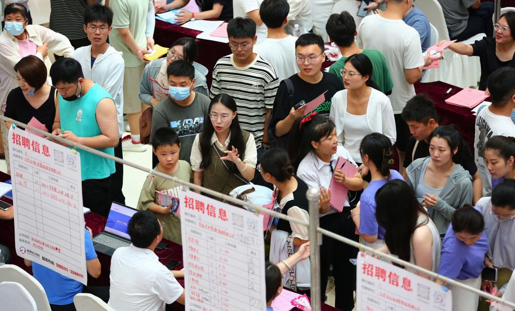 Desemprego jovem na China (VCG/Getty Images)