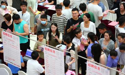 O desemprego jovem na China é muito elevado e há quem seja pago para ser "criança a tempo inteiro" - TVI