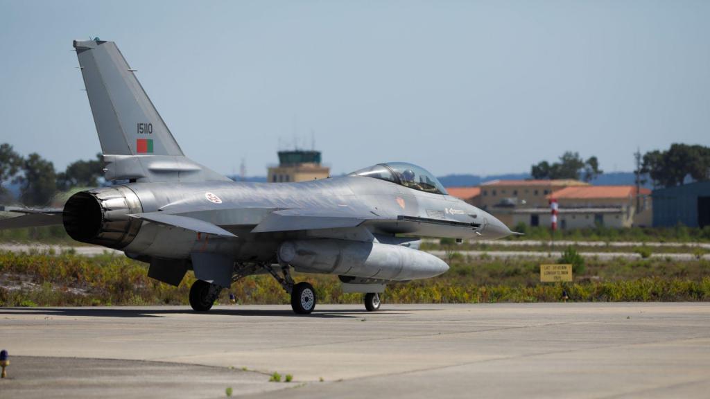 Uma aeronave F-16M da Esquadra 201/301, da Quick Reaction Alert (QRA) da Força Aérea Portuguesa (LUSA/Paulo Cunha)