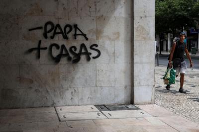 "Menos Papa, mais casas". Avenida de Lisboa transforma-se na "rua da contestação" contra a JMJ - TVI