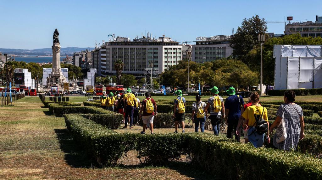 Voluntários da JMJ invadem Parque Eduardo VII em Lisboa (MIGUEL A. LOPES/LUSA)