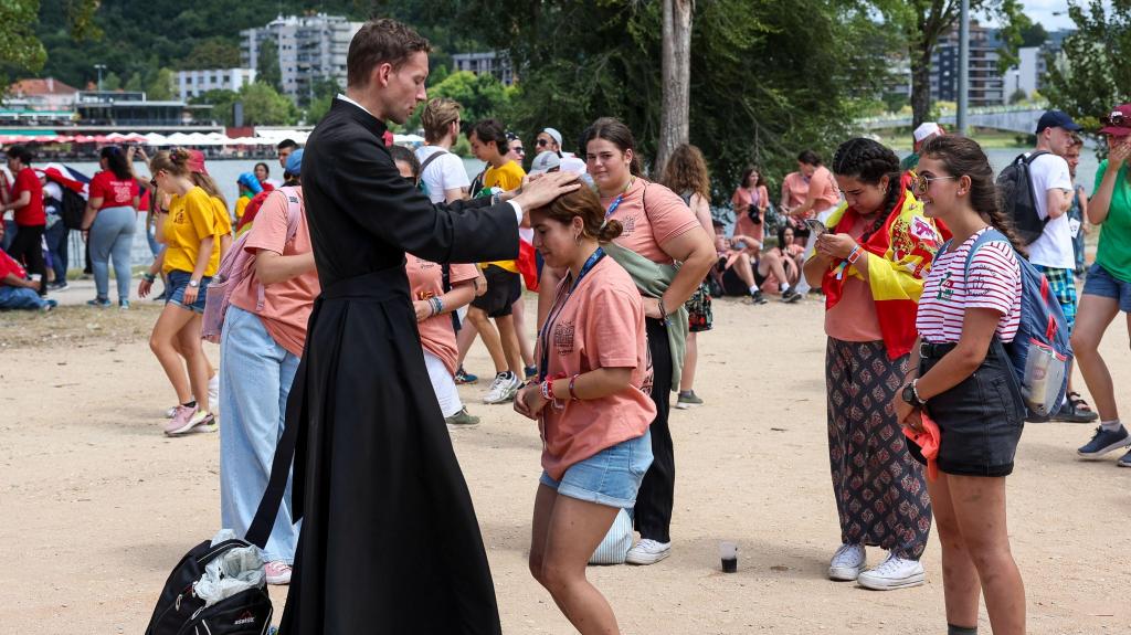 Jovens peregrinos participam no Festival “For God Shake” em Coimbra (PAULO NOVAIS/LUSA)