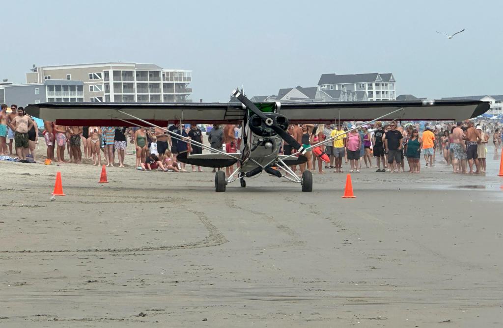 Avião despenha-se na praia em Hampton Beach (Tammy Nowlan/AP)