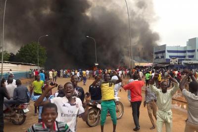 Níger: há portugueses no voo de resgate recém-chegado a Paris, diz governo francês - TVI