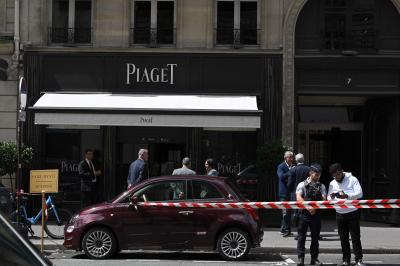 Três assaltantes, 10 milhões a 15 milhões de euros em jóias e uma fuga a pé: loja de luxo assaltada em Paris - TVI