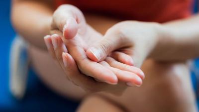 Esta técnica de autoajuda pode ajudar quem é viciado em roer as unhas, em arrancar a pele e afins - TVI