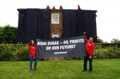 Ativistas cobrem mansão do primeiro-ministro britânico com 'petróleo' - TVI