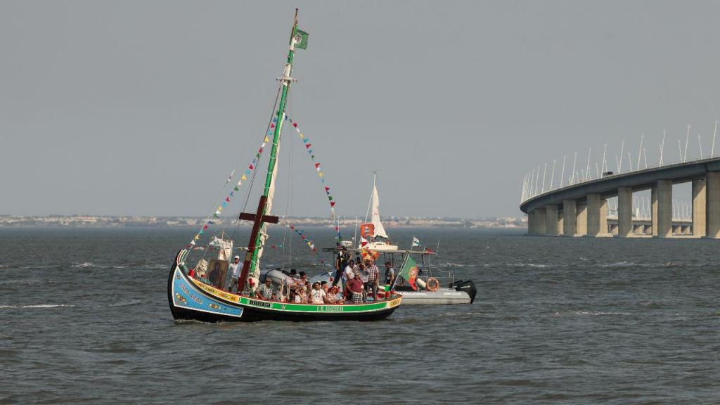 Os símbolos da Jornada Mundial da Juventude chegam ao Parque Tejo de barco (Lusa/ Tiago Petinga)