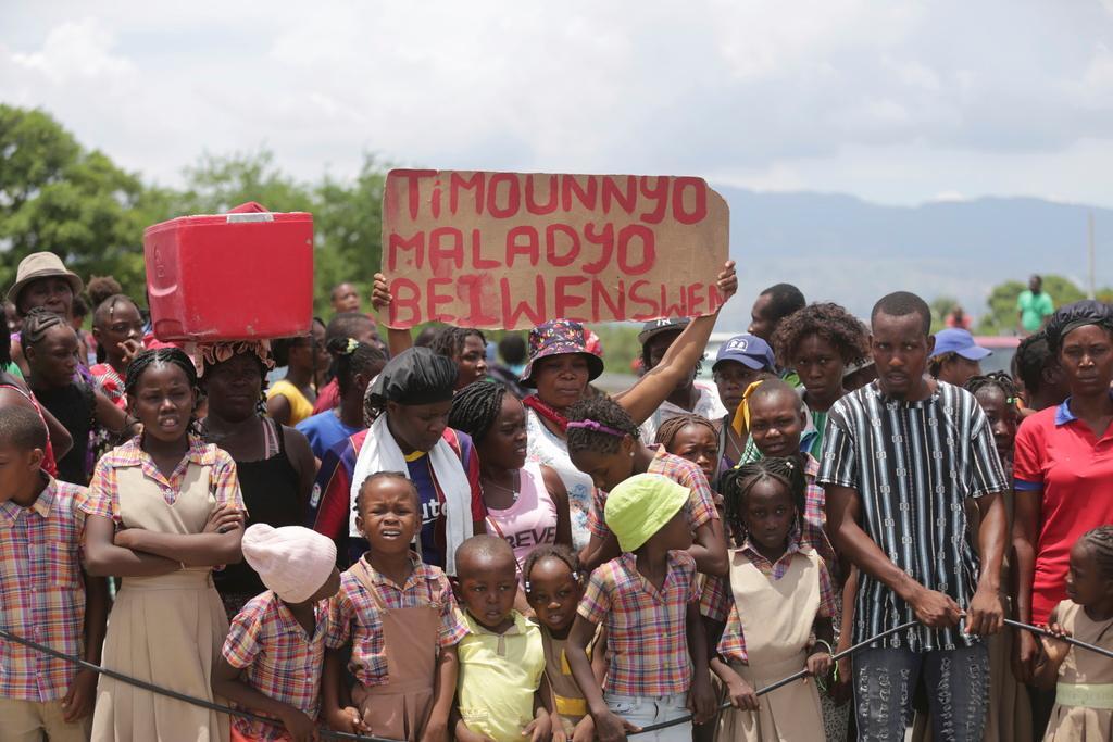 Estudantes exigem a liberdade da enfermeira de New Hampshire Alix Dorsainvil e da sua filha, que foram dadas como raptadas em Port-au-Prince, Haiti, 3 agosto 2023  AP Photo _ Odelyn Joseph