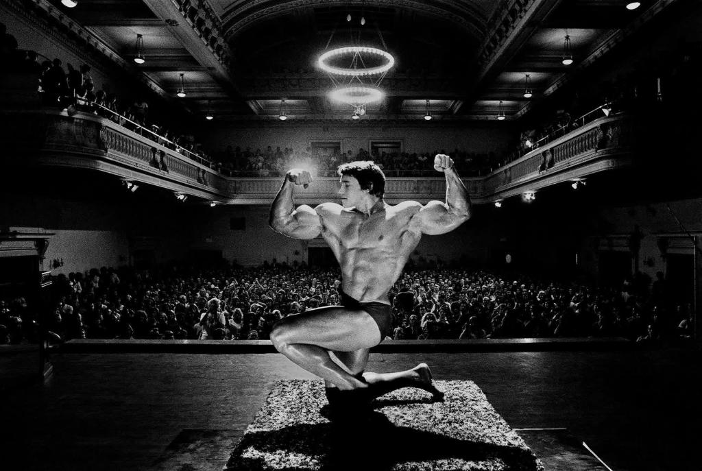 Arnold Schwarzenegger faz poses de musculação em São Francisco em 1975. Foto Max Aguilera-Hellweg Cortesia Taschen para a CNN