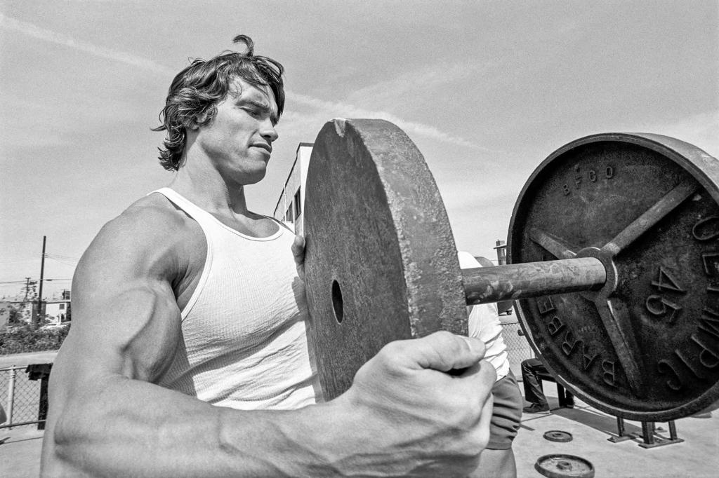 Schwarzenegger prepara-se para levantar pesos no ginásio ao ar livre de Muscle Beach, na Califórnia, em 1976. Al Satterwhite Cortesia Taschen para a CNN