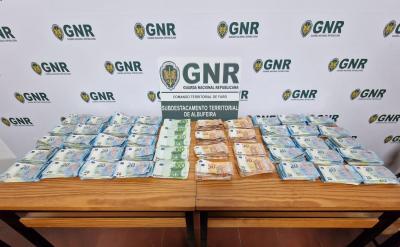 Homem apanhado com mais de 30 mil euros em notas falsas em Albufeira - TVI