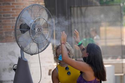 Calor coloca quase todo o país em aviso laranja até quarta-feira - TVI