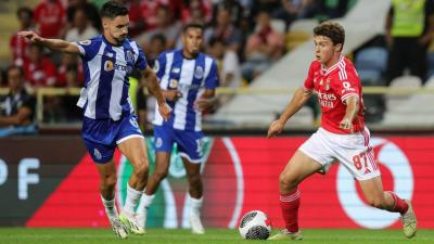 Clássico: FC Porto garantiu oito pontos nos descontos, Benfica perdeu um - TVI