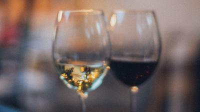 O vinho tinto faz mesmo melhor do que o branco? Leia e brinde às suas certezas - TVI