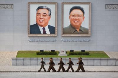 Está um tufão a caminho da Coreia do Norte - e a população foi ordenada a proteger os retratos da dinastia de Kim Jong-un - TVI