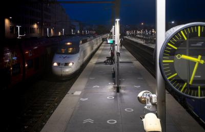 Maquinista da Renfe apanha revisor e mulher a ter relações na locomotiva pouco antes do comboio partir da estação - TVI