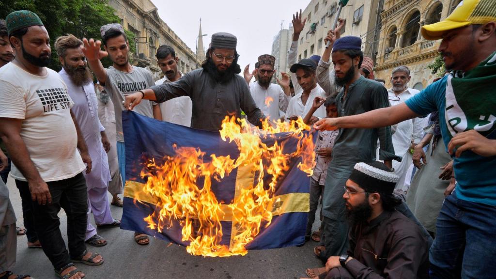 Muçulmanos queimam bandeira da Suécia no Paquistão (Fareed Khan/AP)