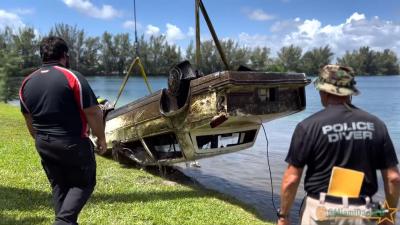Cerca de 30 automóveis submersos foram encontrados em lago da Florida - TVI