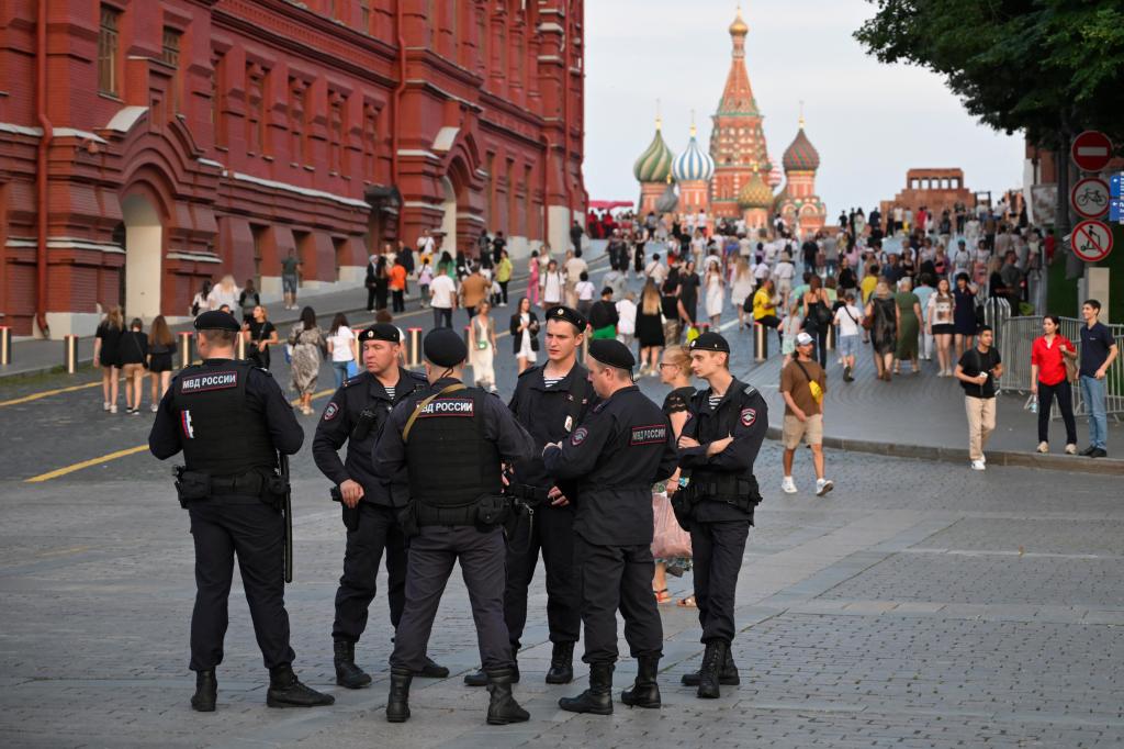 Agentes da polícia perto da Praça Vermelha, em Moscovo, a 1 de agosto de 2023. Após uma série de ataques com drones que abalaram alguns moscovitas e trouxeram a guerra na Ucrânia para a sede do poder russo. (AP Photo/Dmitry Serebryakov)