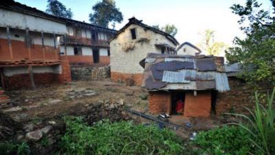 Adolescente morre depois de ser forçada a ficar numa "cabana de menstruação" no Nepal - TVI