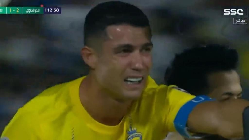 Ronaldo sai a coxear e com muitas dores no joelho (vídeo/twitter)