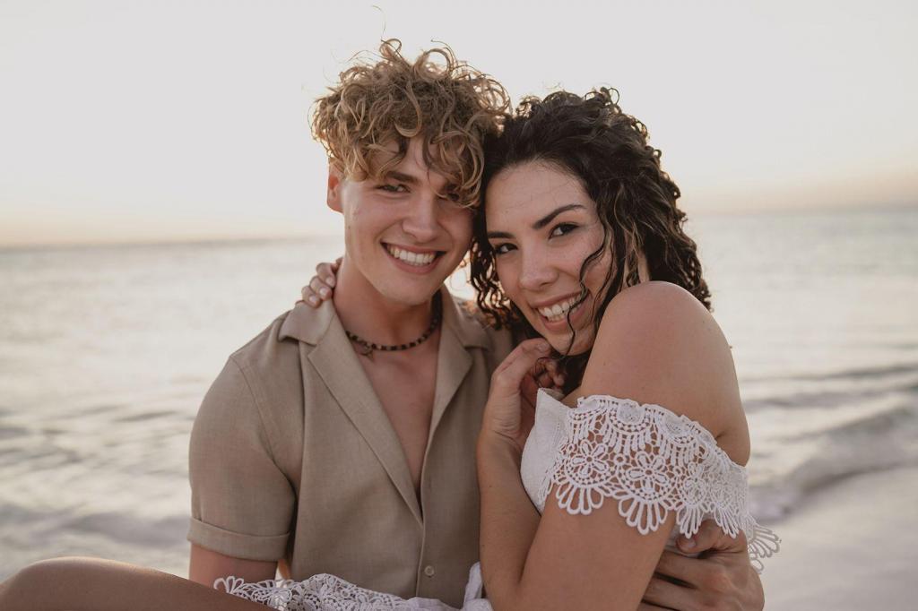 Andrea Camila e Lewis Kelly namorados adolescentes na praia romance amor de verão Foto Imani Lee Creative para a CNN