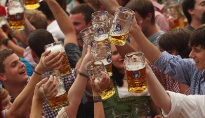 Saiba qual é a idade legal para beber álcool nestes 21 países populares para férias - TVI
