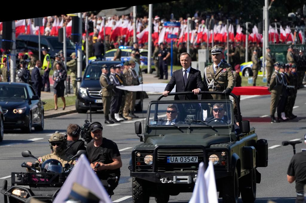 Polónia exibe as suas armas na maior parada militar das últimas décadas (AP)