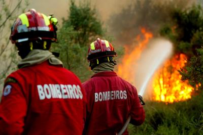 Incêndio em Loures foi dominado. Dois bombeiros ficaram feridos - TVI
