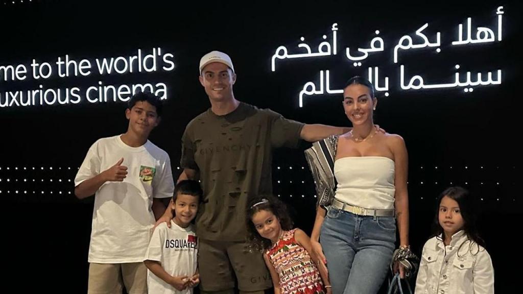 Cristiano Ronaldo com a família (Foto: Instagram/Georgina Rodríguez)