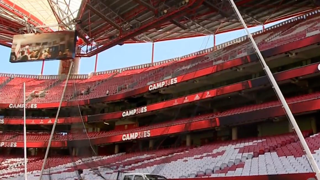 Benfica coloca redes atrás das balizas da Luz para o aquecimento