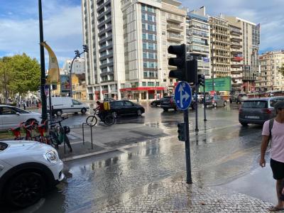 Rortura de conduta provoca inundação na zona das Avenidas Novas, em Lisboa - TVI