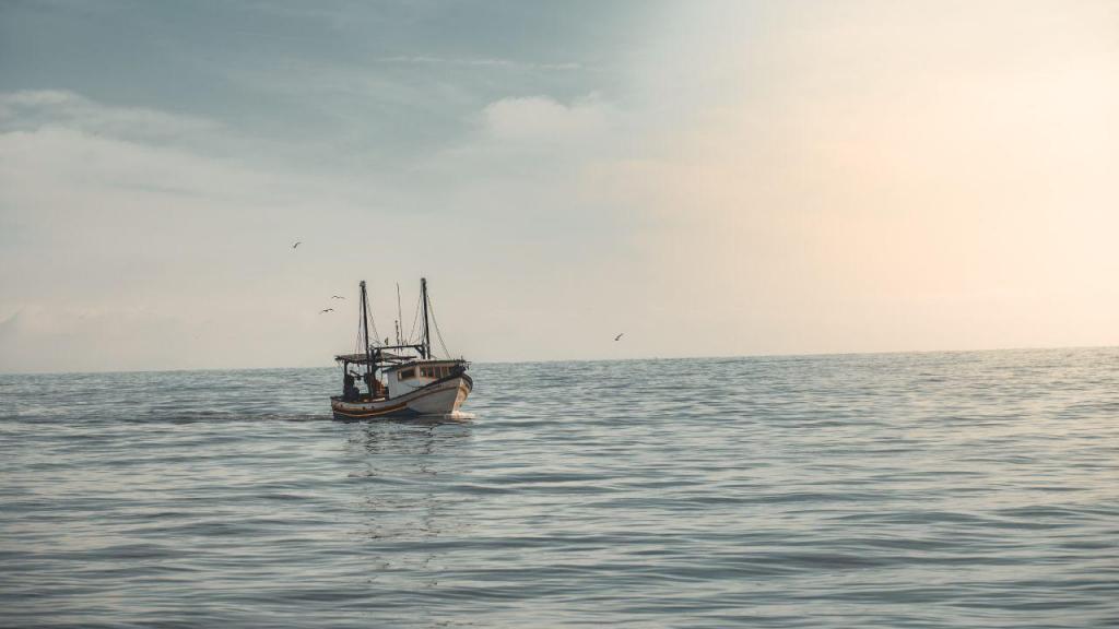 Barco de pesca Foto Guilherme Stecanella, Unsplash