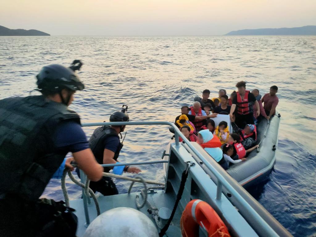 Polícia Marítima resgata 21 migrantes ao largo da ilha grega de Lesbos (DR)