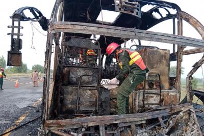 Autocarro incendeia-se após bater em carrinha no Paquistão. 18 pessoas morreram - TVI